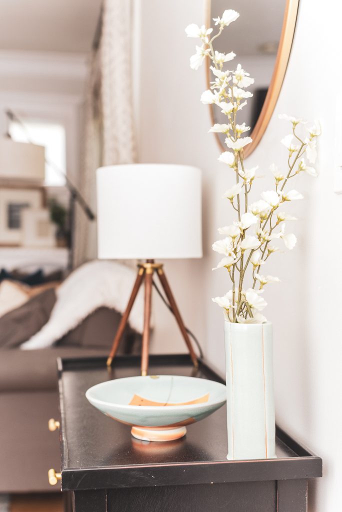Tannum Sands Real Estate - lamp and decor on table